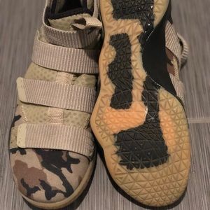 Lebron james soldiers 11 , size 9.5 , like new